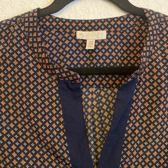 Long sleeve Lila Rose blouse with two button cuffed sleeves - Picture 2 of 6